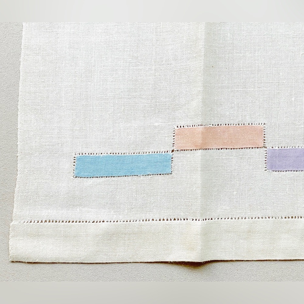 2 Vintage Geometric Small Linens - Picture 7 of 13